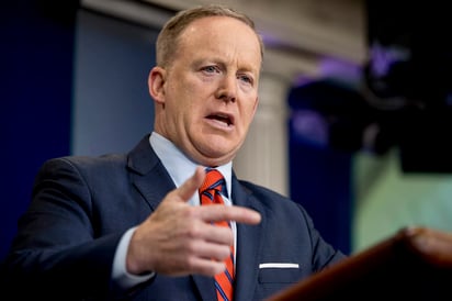 Spicer sostuvo que eventualmente la Casa Blanca hará un anuncio al respecto, indicando que la actual ley necesita ser reexaminada primero, para despúes elaborar una nueva legislación. (ARCHIVO)