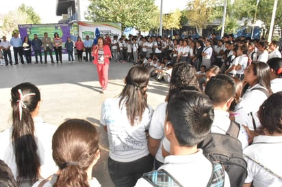 En el lugar las autoridades municipales hicieron entrega de material deportivo y de limpieza para la mejora de la secundaria. (EL SIGLO DE TORREÓN)