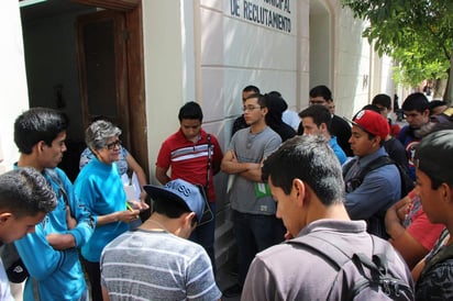 Los jóvenes pertenecientes a la señalada clase, deberán acudir antes del 30 de junio del presente año en un horario de 8:30 a 14:00 horas, donde serán atendidos por personal del Ejército quienes entregarán el documento oficial. (EL SIGLO DE TORREÓN)