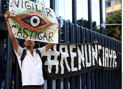 Protesta. Integrantes de organizaciones sociales se entregaron de manera simbólica en la PGR.