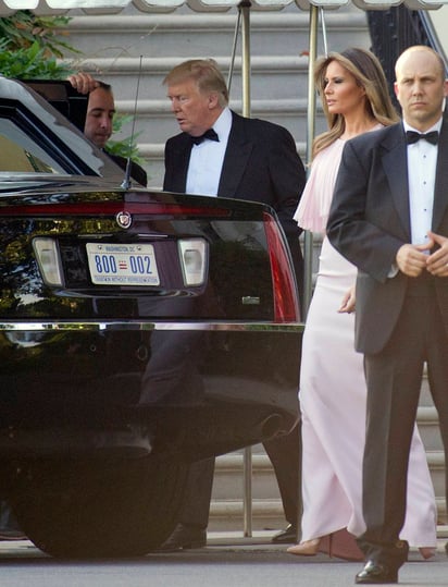 De fiesta. El presidente de EU, Donald Trump, y la primera dama, Melania, se vestieron de gala para acudir a la boda de su secretario del Tesoro, Steve Mnuchin, y la actriz escocesa Louise Linton.