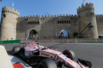 En medio de esa confusión, peor le fue al mexicano Sergio Pérez, quien se estrelló contra su compañero de la escudería Force India, el francés Esteban Ocon. (EFE)