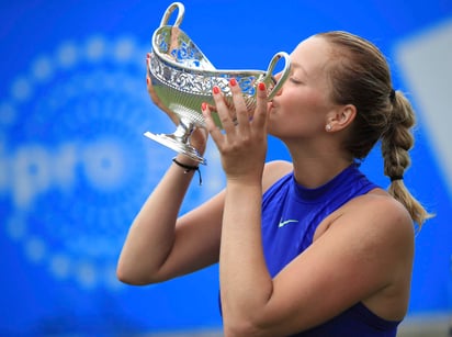 Petra Kvitova derrotó 4-6, 6-3, 6-2 a Ashleigh Barty en la final del torneo de Birmingham, su segunda competición luego de volver a las pistas tras ser acuchillada en la mano izquierda. (AP)