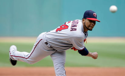 Ervin Santana llegó a 10 victorias en la temporada luego de no permitir carreras en seis entradas de trabajo. (AP)