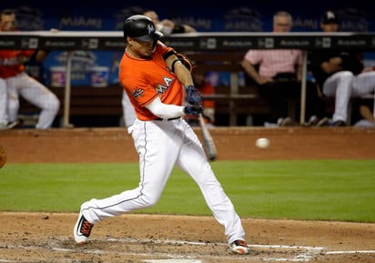 Giancarlo Stanton conectó su jonrón número 20 de la temporada. (AP)