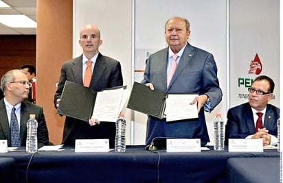 Negociación. El pasado 13 de junio, el titular de Pemex, José Antonio González (centro izq.), y el líder de los petroleros Carlos Romero Deschamps (centro der.) dieron inicio a la revisión del contrato colectivo. 