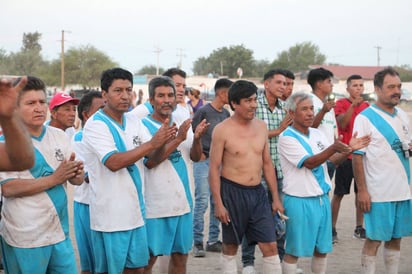 Deporte. Mediante el futbol tratan de inculcar la sana convivencia entre habitantes de los ejidos.