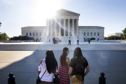 La Corte Suprema de Justicia anunció este lunes que escucharía hasta el otoño los argumentos sobre la legalidad de la orden que prohíbe a inmigrantes de seis países de mayoría musulmana la entrada por 90 días a Estados Unidos. (EFE)