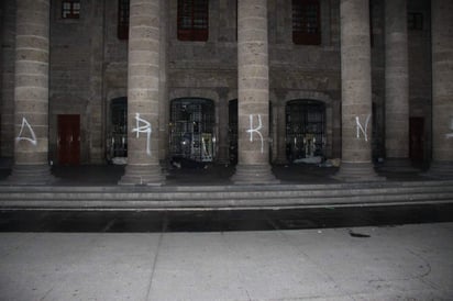 Sujetos realizaron pintas a las columnas del teatro. (ESPECIAL) 