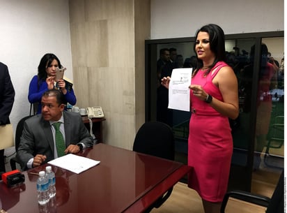 Proceso. La diputada panista, Karla Osuna (der.) presentó la  solicitud de juicio político contra el gobernador de Coahuila. 