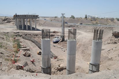 Diferencias. El puente El Tajito no muestra avances, contrario al que construye Altozano. (RAMÓN SOTOMAYOR)