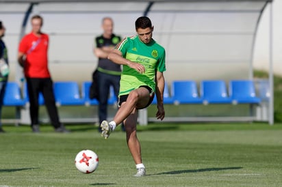 Con la presencia del delantero Javier Hernández, la selección mexicana de futbol realizó su práctica ayer. (AP)