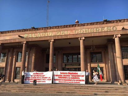 Esta mañana se manifestaron a las afueras del Congreso local. (EL SIGLO DE TORREÓN)