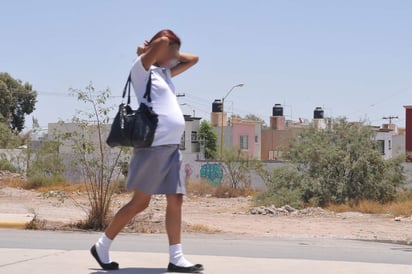 'En algunos casos, se ve obligada a dejar sus estudios, son abandonadas por la pareja, incluso por la familia y tienen que integrarse al mercado laboral'. (ARCHIVO)