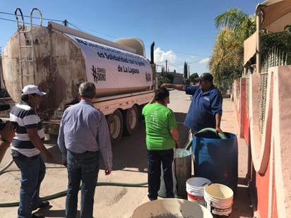 Por lo pronto el compromiso es mandar las pipas al menos 10 días, en cada una de las siete comunidades donde prevalece el problema. También se hará lo mismo en los sectores de Torreón que también padecen la misma situación. (EL SIGLO DE TORREÓN)