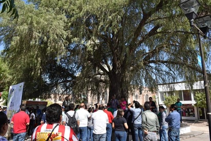 Autoridades, organizaciones civiles, estudiantes y comunidad en general se reunieron en la plaza principal y refrendaron su compromiso para incrementar la cantidad de áreas verdes. (EL SIGLO DE TORREÓN)