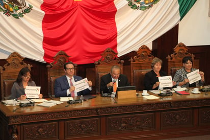 En el pleno. El Congreso local aprobó ayer las reformas para crear el Sistema Estatal Anticorrupción y eliminar el fuero. En la imagen, diputados del PRI sostienen una pancarta en donde presumen esta última decisión. (CORTESÍA)