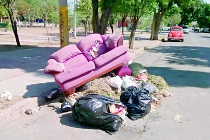 En una de sus esquinas, se pueden ver a diario, montones de basura, incluso muebles inservibles. (EL SIGLO DE TORREÓN)