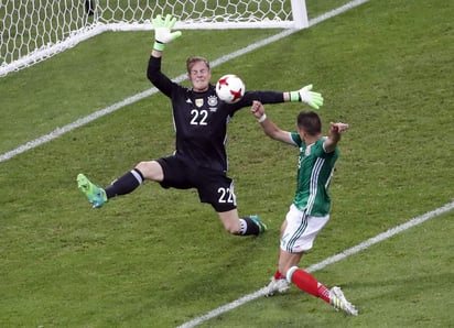 Javier “Chicharito” Hernández falló un remate frente al arquero en el primer tiempo.
