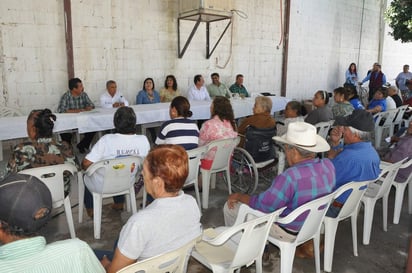 El delegado Carlos Hernández Páez y personal de la dependencia a su cargo, iniciarán el proceso en Mapimí el próximo 1 de julio para expedir testamentos agrarios que tiene por objeto que el titular designe a las personas que serán sus beneficiarios, una vez que fallezca. (ARCHIVO)