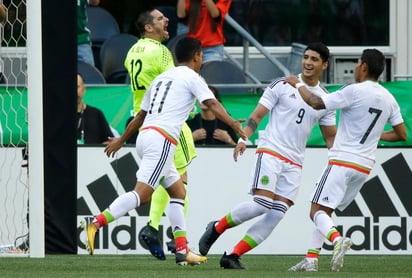 La Selección Mexicana derrotó 2-1 a Paraguay, pero el delantero Alan Pulido (c) sufrió fractura de húmero y quedó fuera de la Copa Oro. (AP)