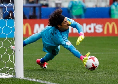 Guillermo Ochoa paró un penal en el partido por el tercer lugar frente a Portugal. (EFE)