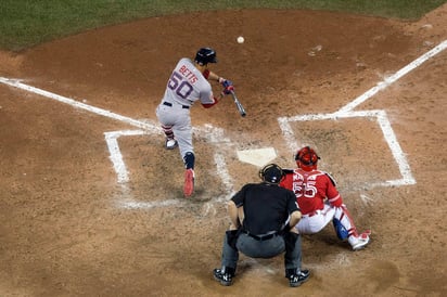 Mookie Betts conectó dos jonrones y produjo ocho carreras en la paliza de los Medias Rojas 15-1 sobre Azulejos. (AP)