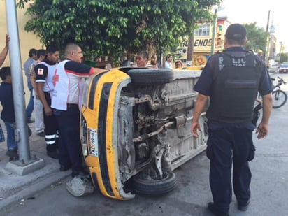 Conductor resulta lesionado en choque volcadura