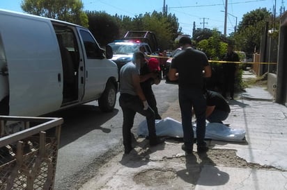 Caída. La mujer cayó de cabeza al drenaje y nadie la vio para rescatarla a tiempo. (EL SIGLO DE TORREÓN) 