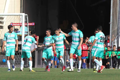 El campeón Guadalajara sufrió una fuerte vapuleada a manos de Santos Laguna, que lo derrotó 0-5 en partido amistoso de preparación, con miras al Torneo Apertura 2017 de la Liga MX. (Cortesía)