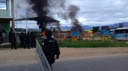 Durante los hechos, seis vehículos del Frente Popular '14 de Junio' fueron incendiados. (TWITTER)