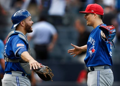 Roberto Osuna llegó a 20 salvamentos al colgar el cero en la novena entrada. (AP)