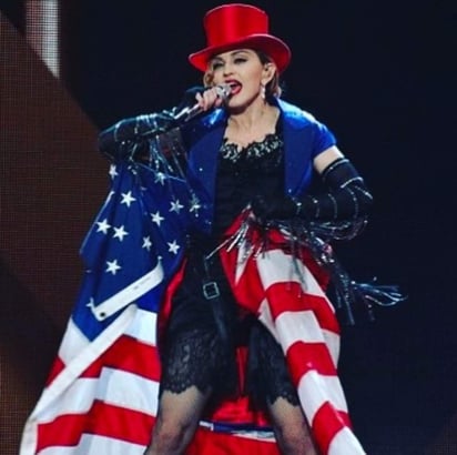 En su cuenta de Instagram, 'La Reina del Pop' publicó una fotografía en la que se le ve cubierta por la bandera de su país. (ESPECIAL) 