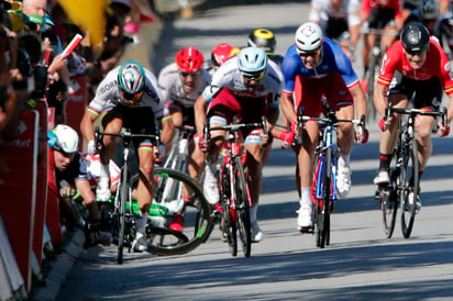 Peter Sagan fue expulsado del Tour de Francia 2017, luego de protagonizar una acción poco profesional contra su compañero de profesión. (AP y EFE)