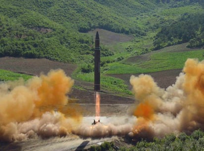 El régimen de Pyongyang anunció el martes el lanzamiento de un misil intercontinental (ICMB) llamado Hwasong-14, con capacidad para recorrer entre 7,000 y 8,000 kilómetros. (AP)