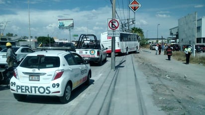 De inmediato se movilizaron la totalidad de ambulancias de la Cruz Roja, agentes de Peritos, Vialidad, Bomberos, Protección Civil y la Cruz Verde. (EL SIGLO DE TORREÓN)