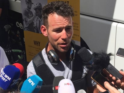 Mark Cavendish atiende a los medios de comunicación. Rechazan apelación de Sagan por descalificación