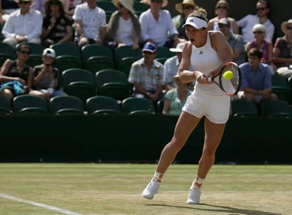 Simona Halep derrotó 6-4, 7-6 a Shuai Peng para avanzar a la cuarta ronda. (AP)