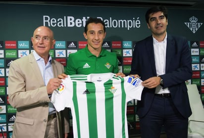 Andrés Guardado llega al Betis procedente del PSV. El conjunto español pago 2.5 millones de euros por el mexicano. (EFE)