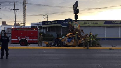 El vehículo de la marca Nissan tipo Versa quedó incrustado bajo la palmera, misma que se partió en dos tras el impacto. (ESPECIAL)