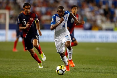 Oscar Boniek García (d) de Honduras disputa el balón con Bryan Ruiz (i) de Costa Rica, durante el partido de la Copa de Oro. (EFE)