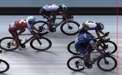 Marcel Kittel (abajo) y Edvald Boasson Hagen llegaron prácticamente al mismo tiempo. (EFE)