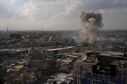 El EI advirtió de que 'los soldados del califato todavía siguen en Mosul realizando hazañas hasta conseguir una de las mejores cosas: la victoria o el martirio'. (AP)