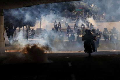 La explosión provocó una gran llamarada seguida de una nube de humo e hizo caer a algunos de los militares motorizados. (ARCHIVO)