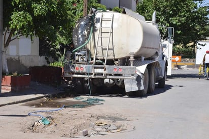 Además de tres vehículos tipo camioneta, tres bombas a motor de combustión, mangueras, contenedores de residuos de líquido que aparentemente es hidrocarburo y demás objetos propicios para el robo de combustible. (ESPECIAL)