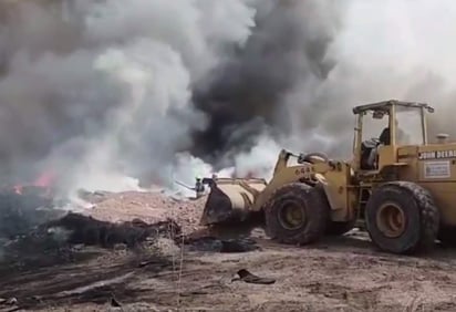 Ha obligado a Bomberos a trabajar a marchas forzadas, ya que aunque el fuego ya está siendo controlado, vigilan que los vientos no aviven nuevamente las llamas. (ESPECIAL)