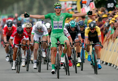 El alemán Marcel Kittel celebra al momento de cruzar la meta y llevarse la victoria. (AP)