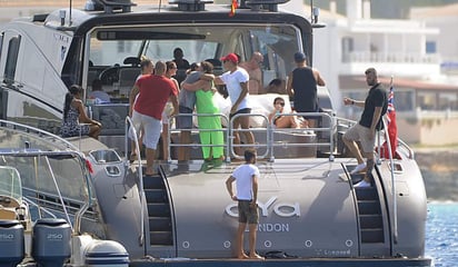 La inspección al yate alquilado por Cristiano se produjo, según la citada revista, tras regresar Cristiano y su novia, Georgina Rodríguez y el resto de su familia y amigos de comer en un restaurante de Formentera. 