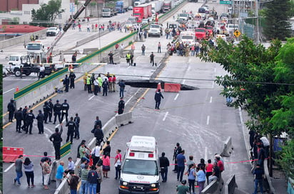 Colonos de la delegación Lázaro Cárdenas del Río, a la cual pertenece el tramo carretero, afirmaron que el delegado de la SCT, tenía conocimiento del riego que existe. (EFE)