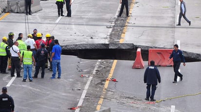 Se deslindarán responsabilidades para conocer a los responsables de los daños provocados por el socavón que se formó en el kilómetro 93+600 en Paso Exprés de Cuernavaca. (EFE)